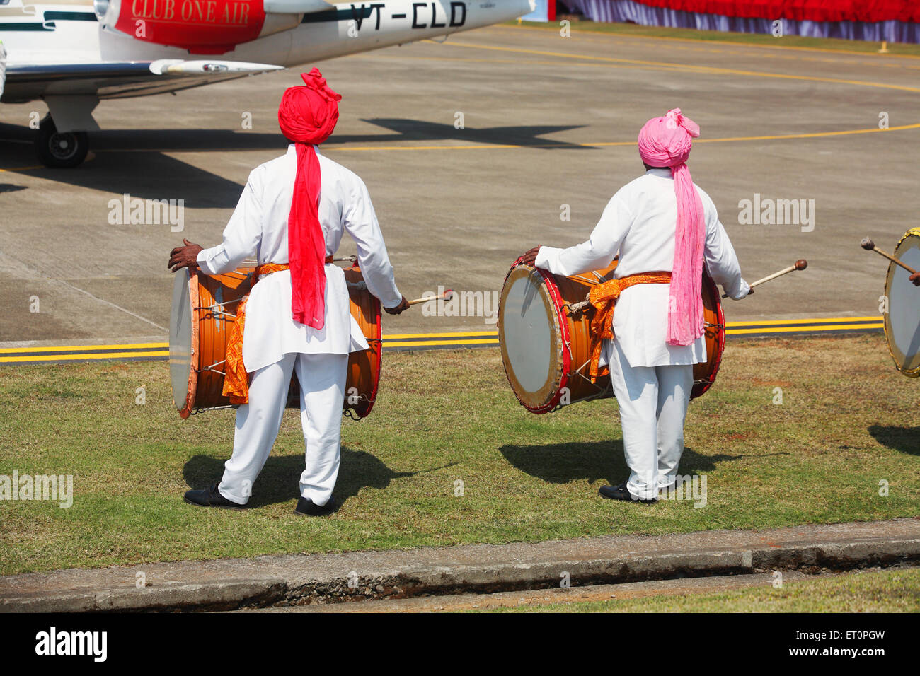 Trommel Schläger des Erstfluges am Aamby Valley Airport begrüßen; Lonavala; Maharashtra; Indien Stockfoto