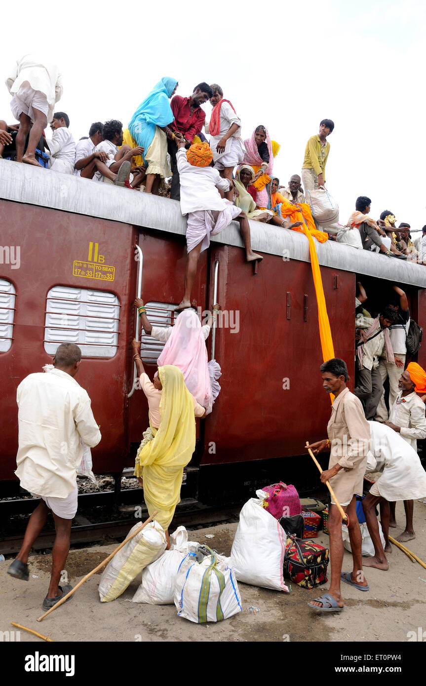Klettern am Dach des Zuges für riskante reisen Menschen; Marwar Bahnhof; Rajasthan; Indien Stockfoto