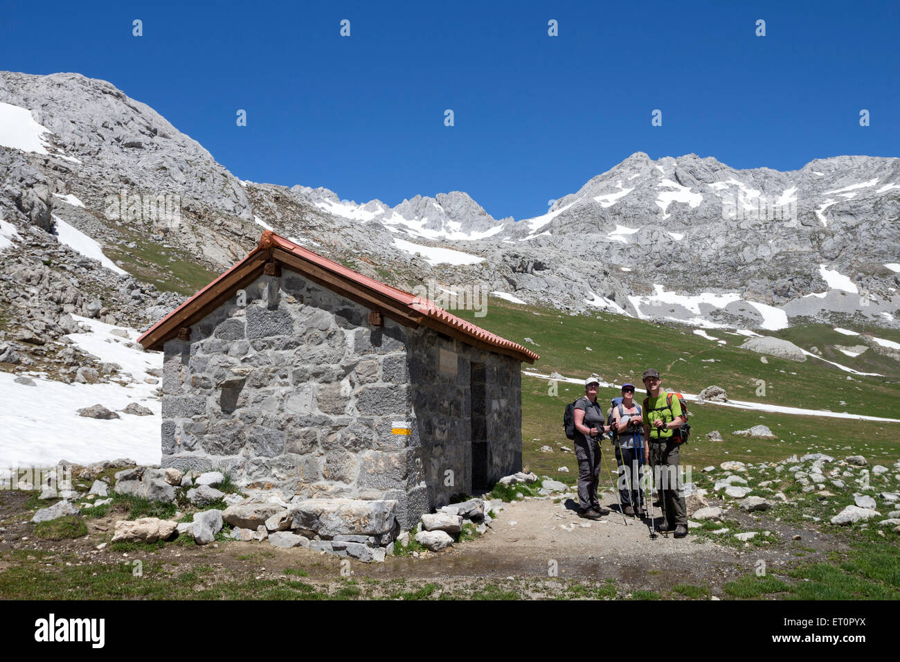 Wanderer beobachten Geier aus dem Refugio auf Vega de Liordes, Picos de Europa Gebirge, Cantabrica, Spanien Stockfoto