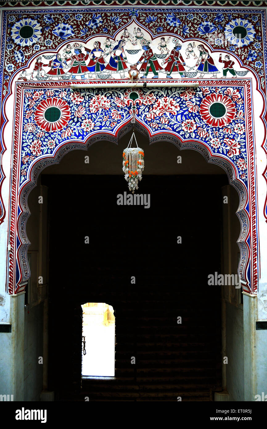 Bemalte Wand mit alten Tür Haveli; Fatehpur Shekhawati; Rajasthan; Indien Stockfoto