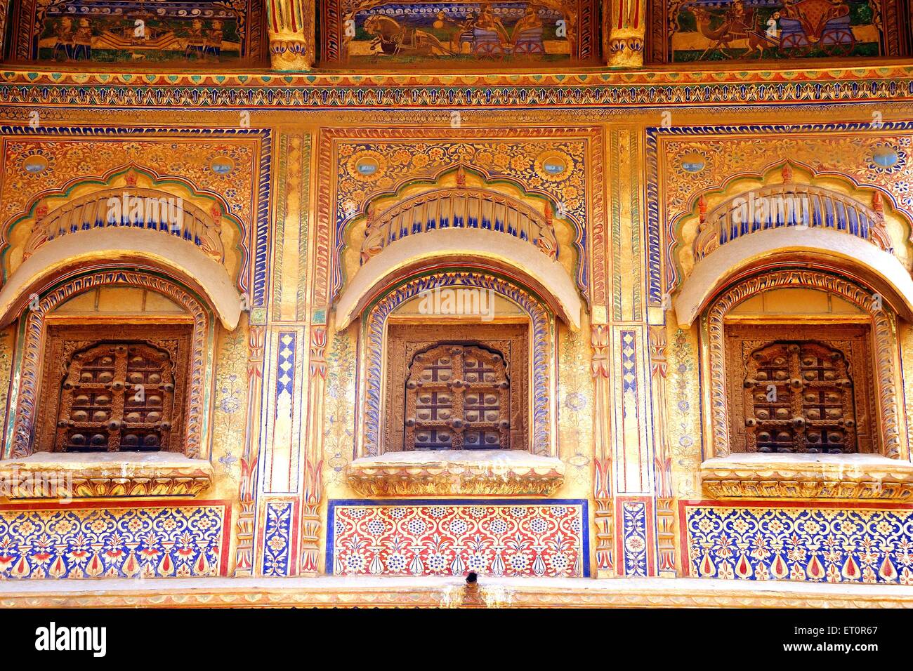 Fenster und Gemälde von Haveli; Fatehpur Shekhawati; Rajasthan; Indien Stockfoto