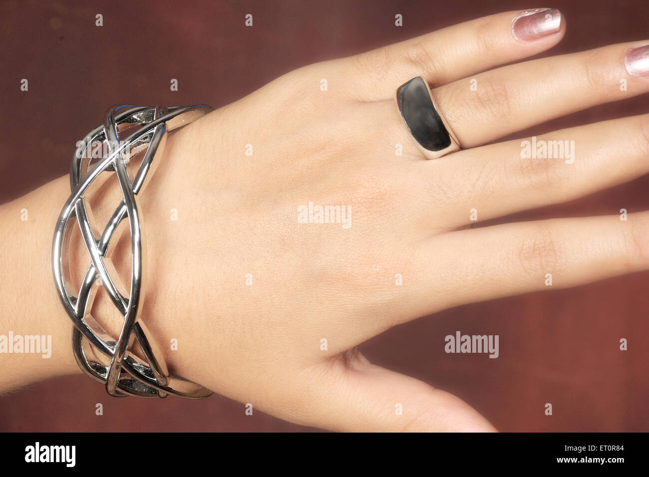 Silber Metall Armband und Ring Stockfoto