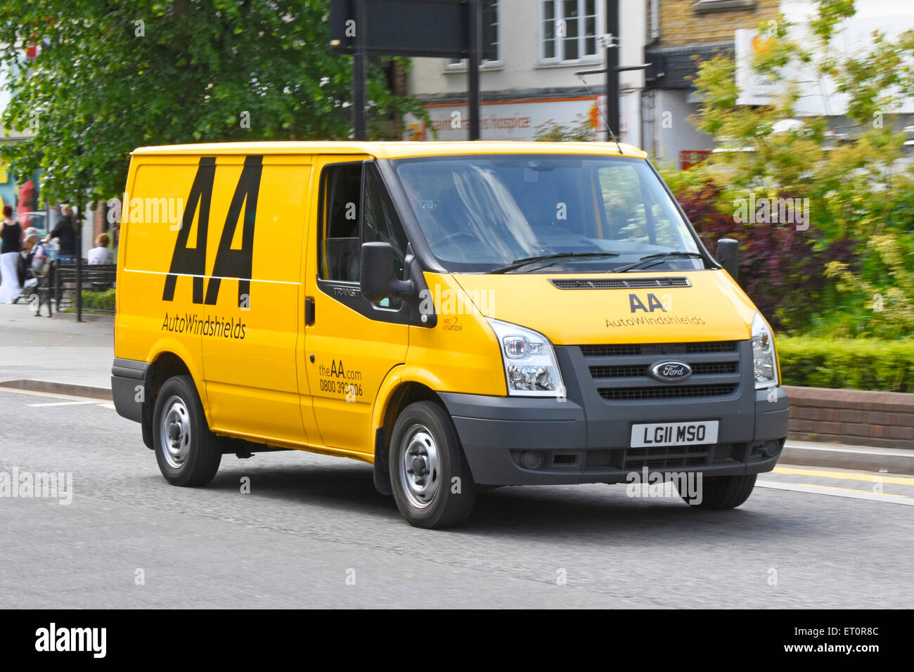 AA Aufschlüsselung van Fahrt entlang Stadtzentrum High Street beschäftigt sich mit Auto Windschutzscheibe Reparaturen und Ausfällen Brentwood Essex England Großbritannien Stockfoto