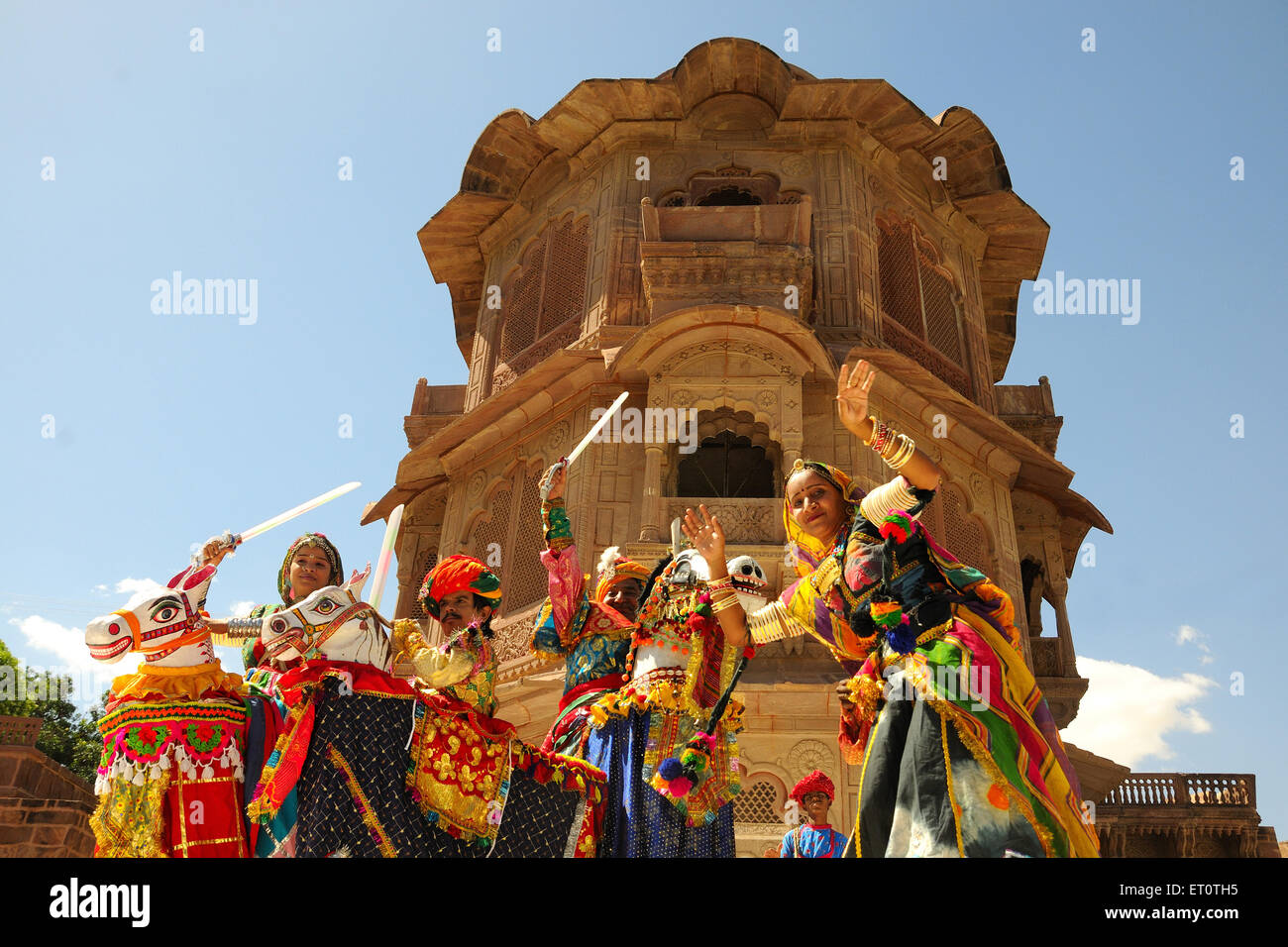 Volkstänzer Kachhi Ghodi bei Ek Thamba Mahal; Mandore; Jodhpur; Rajasthan; Indien nicht Herr Stockfoto