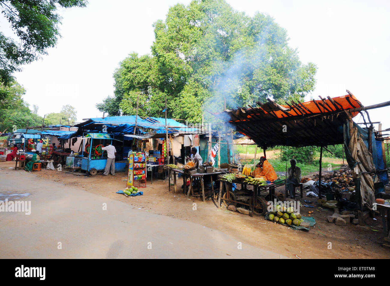Geschäfte am Straßenrand; Karnataka; Indien Stockfoto