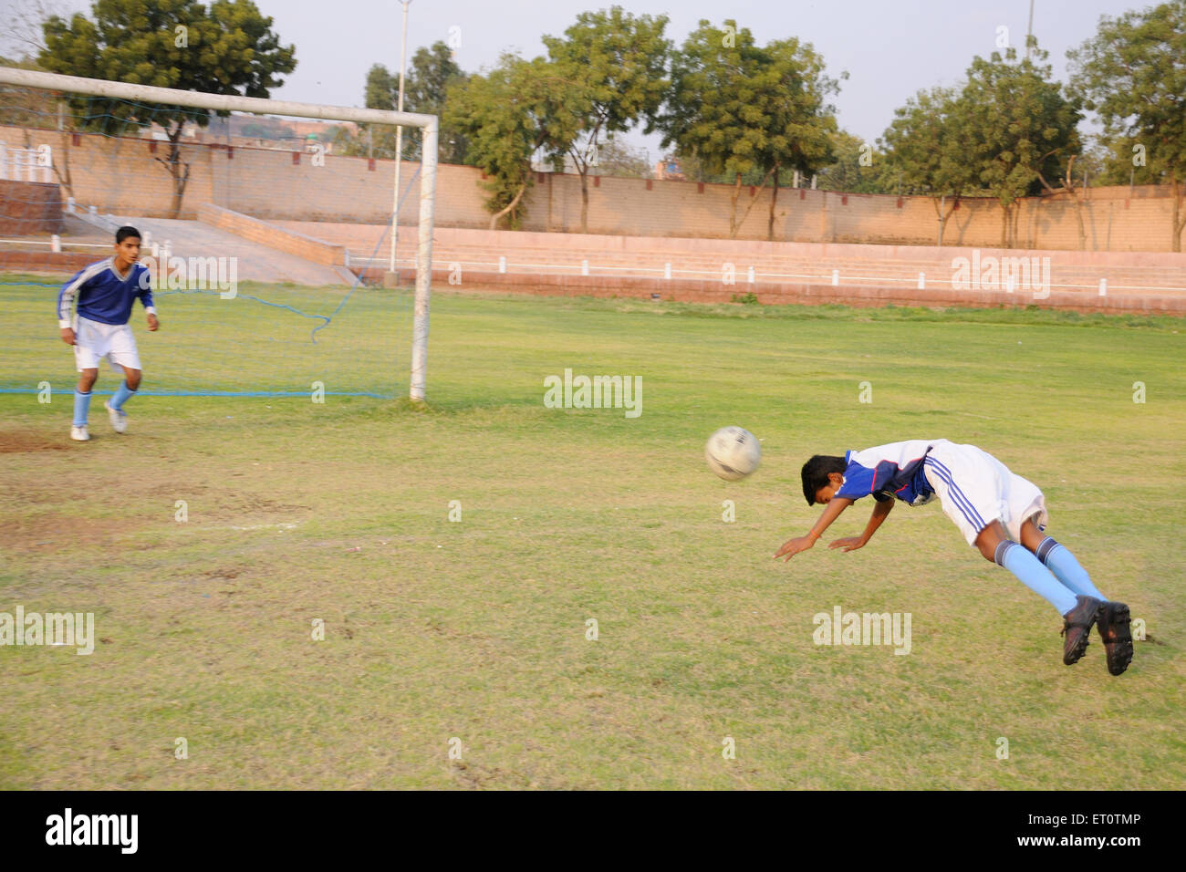 Kopf-Kick im Fußballspiel; Jodhpur; Rajasthan; Indien-Herr #786 Stockfoto