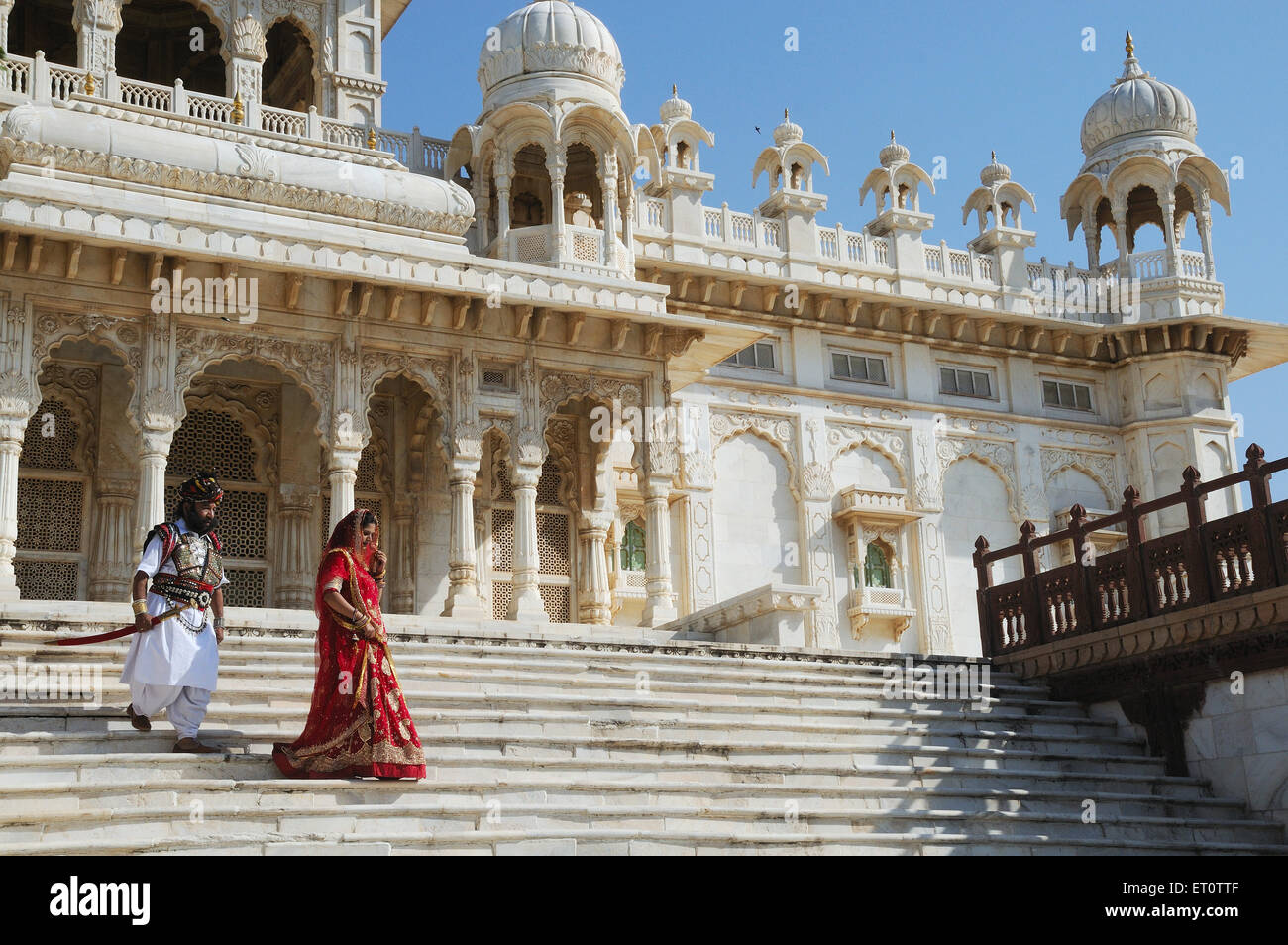 Paare, die im Erdgeschoss an Jaswant Thada; Jodhpur; Rajasthan; Indien NOMR Stockfoto