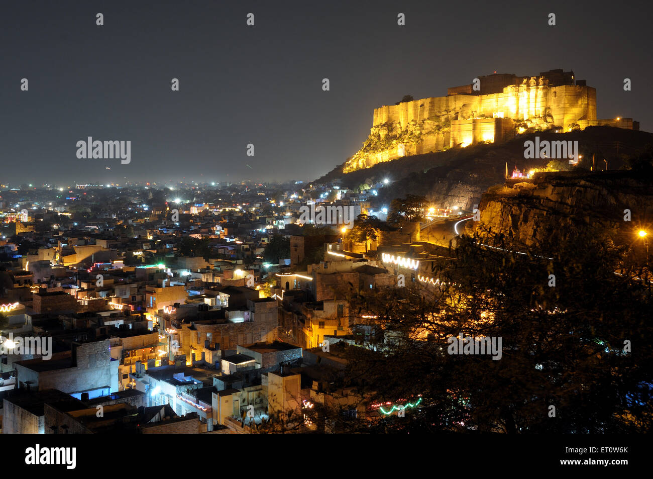 Mehrangarh Fort in andere Farbe Beleuchtung und Altstadt in Nachtansicht; Jodhpur; Rajasthan; Indien Stockfoto