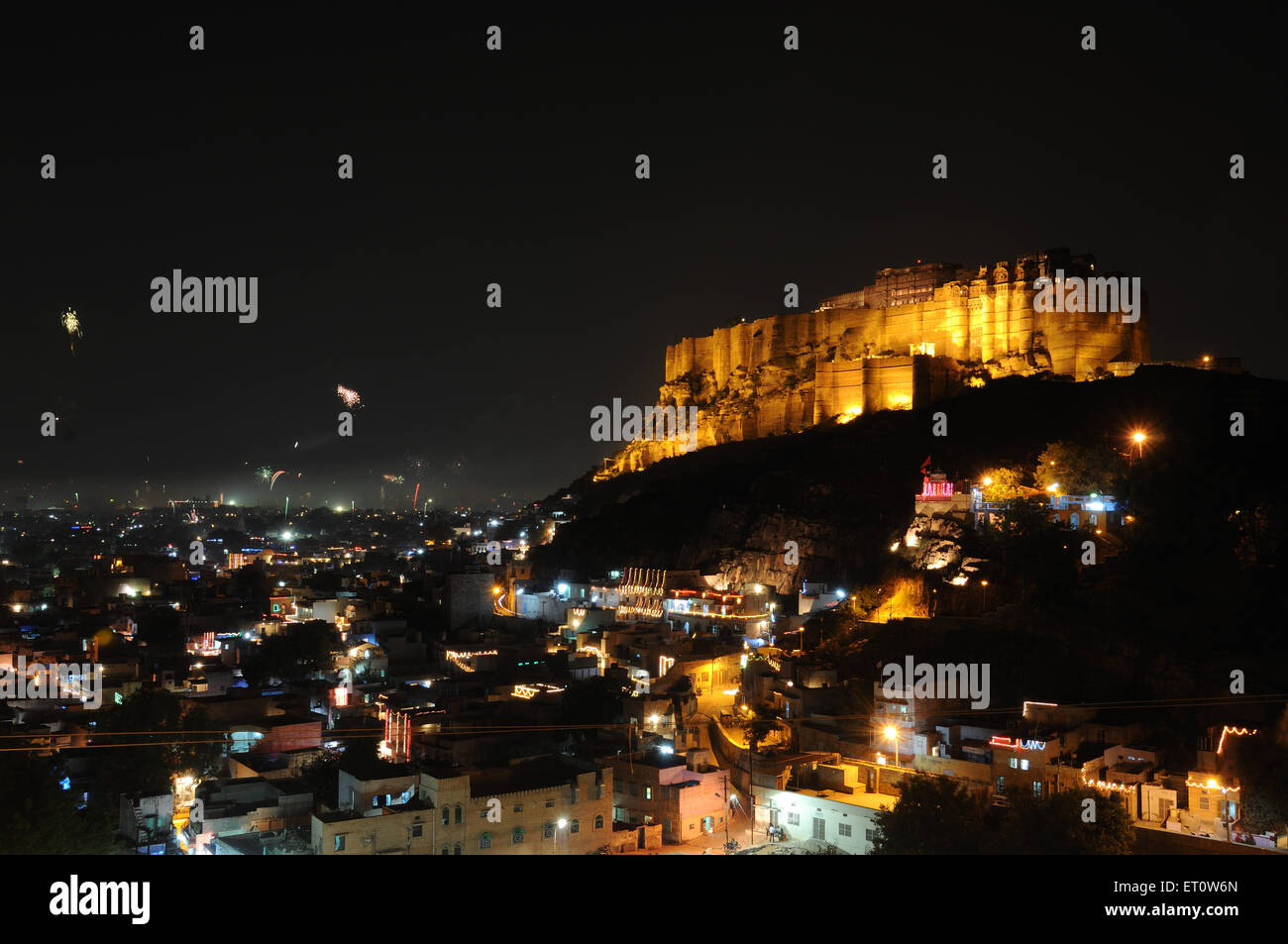 Mehrangarh Fort in andere Farbe Beleuchtung und Altstadt in Nachtansicht; Jodhpur; Rajasthan; Indien Stockfoto