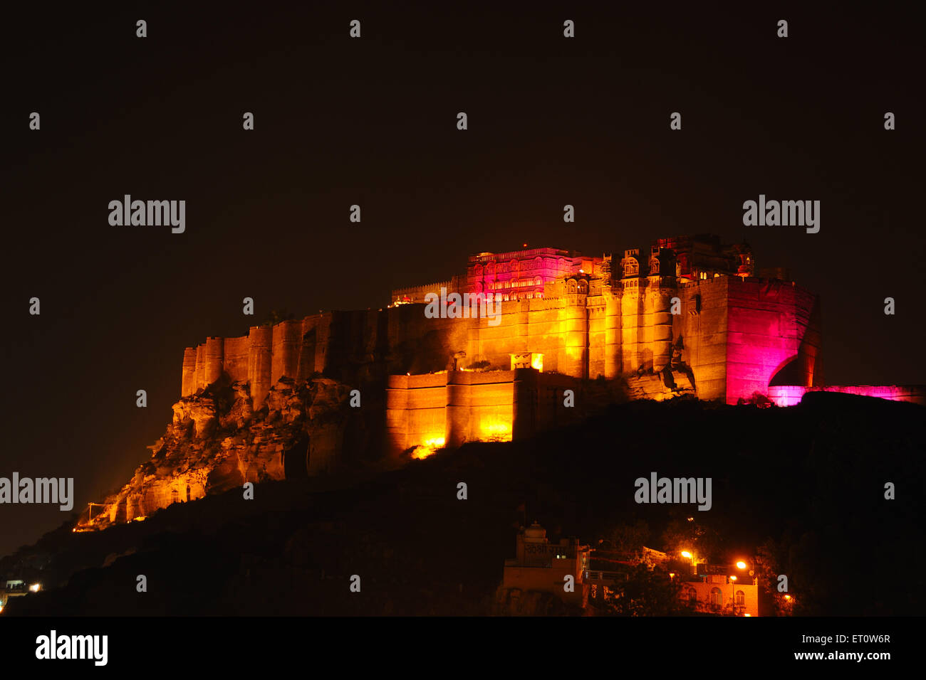 Mehrangarh Fort in andere Farbe Beleuchtung in der Nachtansicht; Jodhpur; Rajasthan; Indien Stockfoto