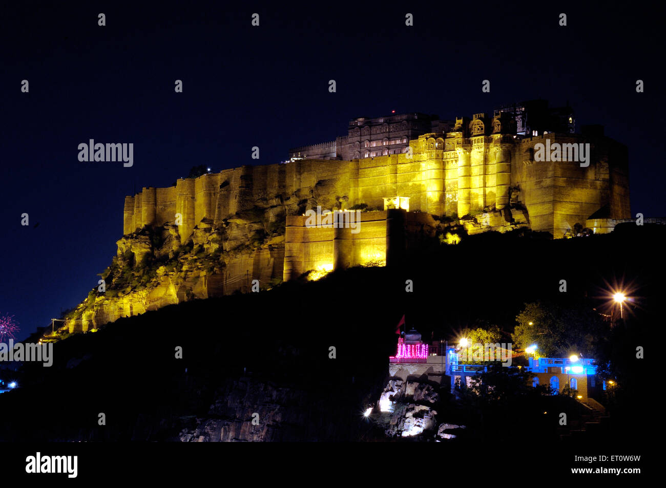 Mehrangarh Fort in andere Farbe Beleuchtung in der Nachtansicht; Jodhpur; Rajasthan; Indien Stockfoto