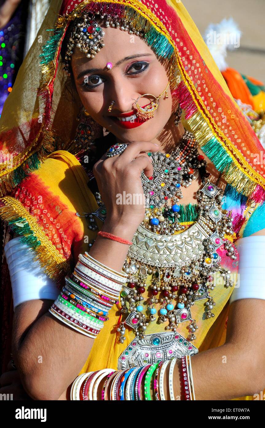 Frau trägt Rajasthani traditionellen Schmuck und Tracht; Rajasthan; Indien Herr #786 Stockfoto