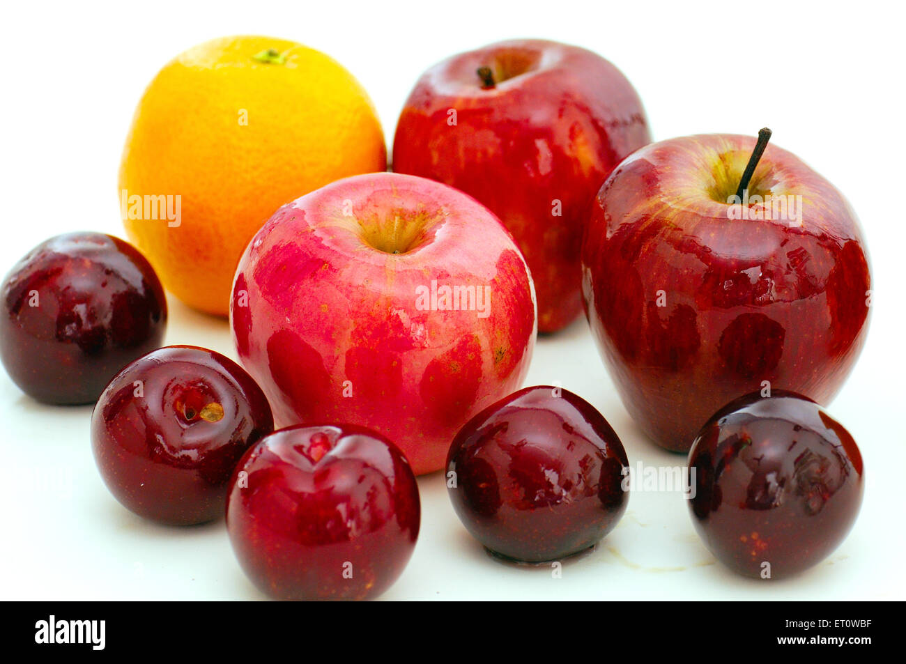 Äpfel Orangen Pflaumen auf weißem Hintergrund Stockfoto