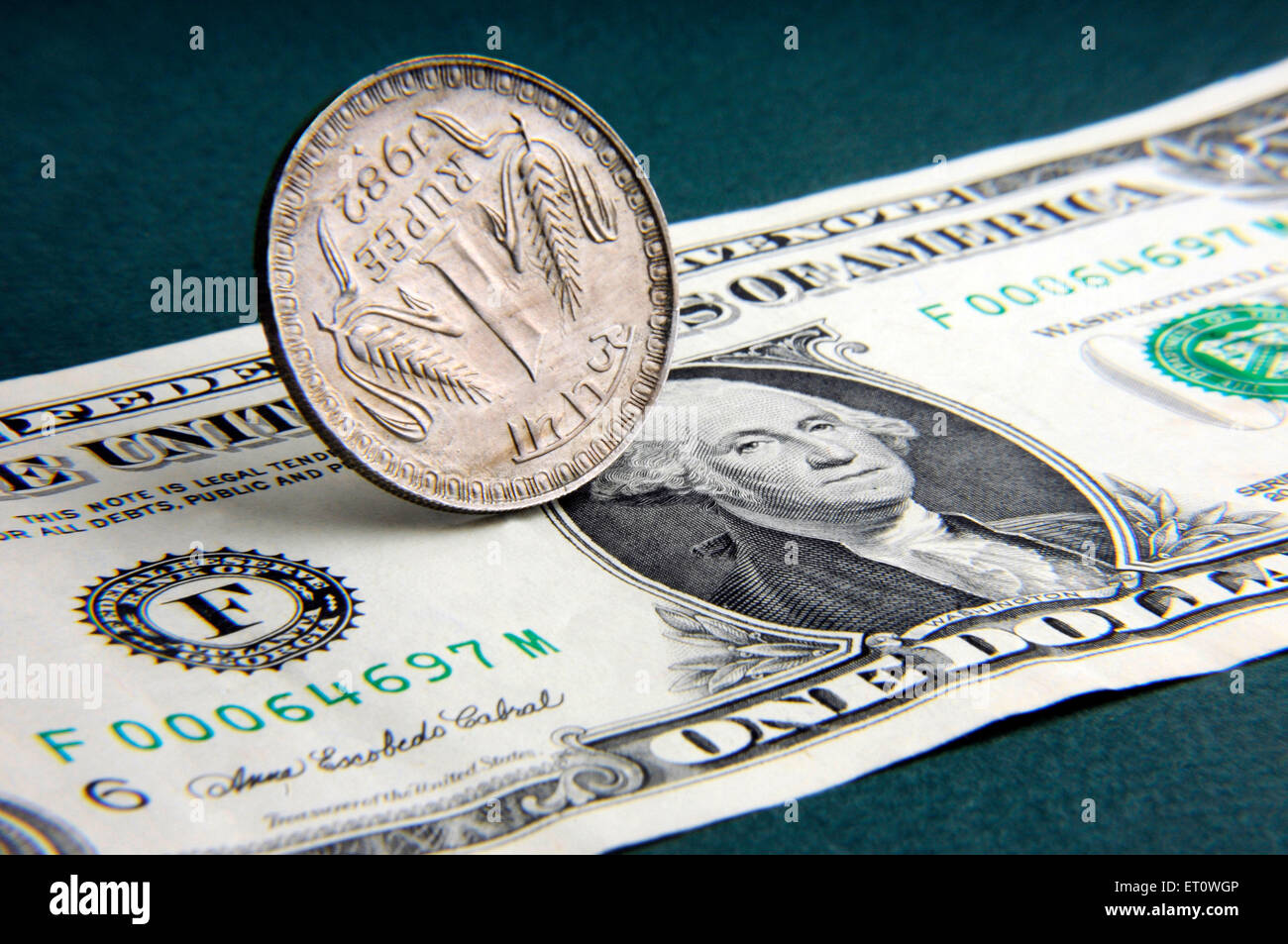 Konzept der indischen Rupie-Münze und US-Dollar-note Stockfoto