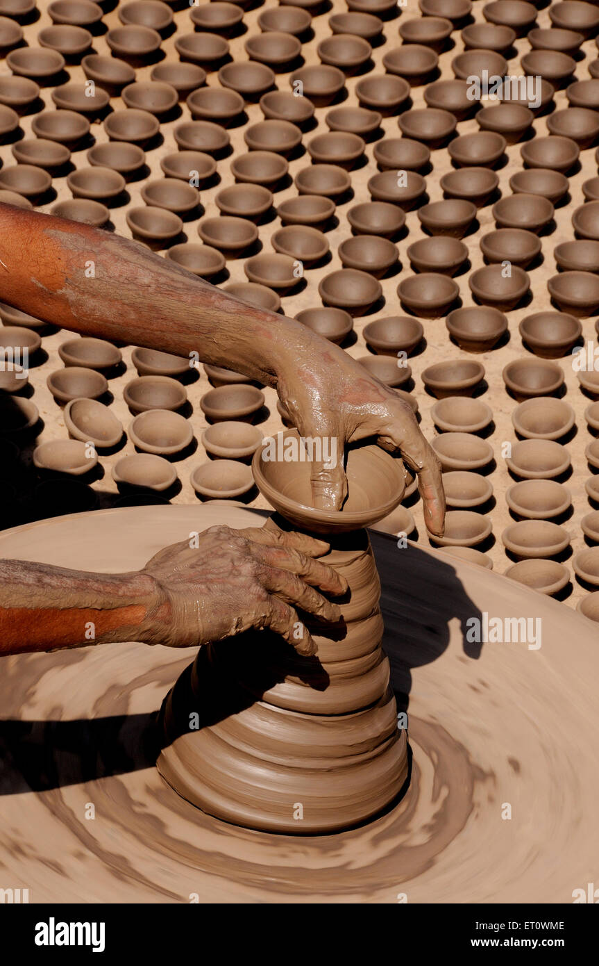 Potter, Sand Lampen auf einer Töpferscheibe; Jodhpur; Rajasthan; Indien Stockfoto