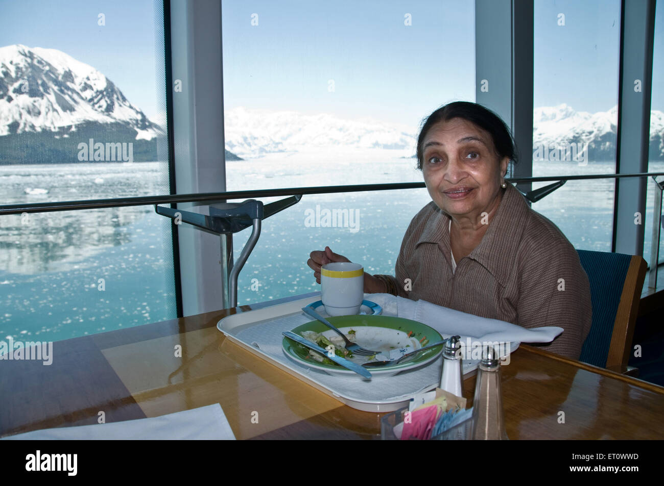 Alte Dame unter Frühstück auf Kreuzfahrtschiff nach Alaska mit Blick auf Hubbard Gletscher; USA Vereinigte Staaten von Amerika Herr #782 Stockfoto