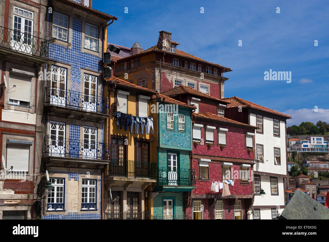 Bunt und heruntergekommenen Fassaden im Stadtteil Ribeira - Porto, Portugal Stockfoto