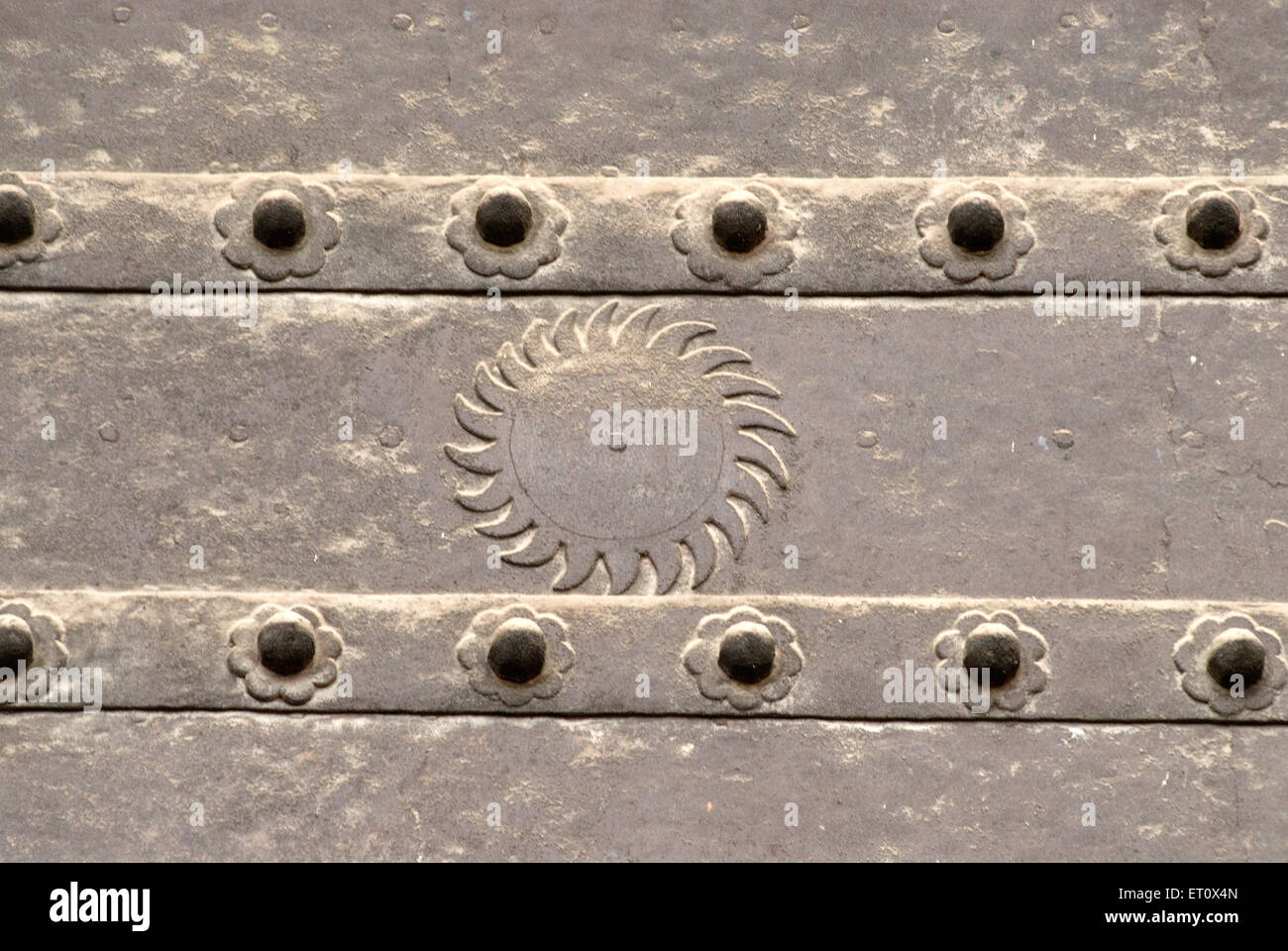 Sonne; Heilige Zeichen auf Blech von starken Haupttor von Shaniwarwada geprägt; Pune; Maharashtra; Indien Stockfoto