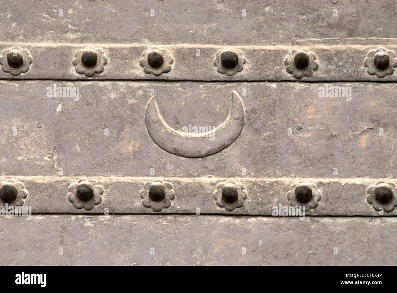 Halbmond (Mond); Heilige Zeichen auf Blech von starken Haupttor von Shaniwarwada geprägt; Pune; Maharashtra; Indien Stockfoto
