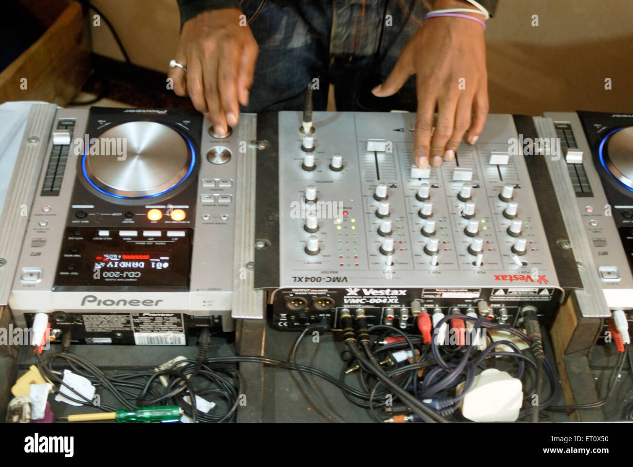 Disc Jockey, DJ, DJ in Aktion mit seiner Soundausrüstung in Party, Bombay, Mumbai, Maharashtra, Indien Stockfoto