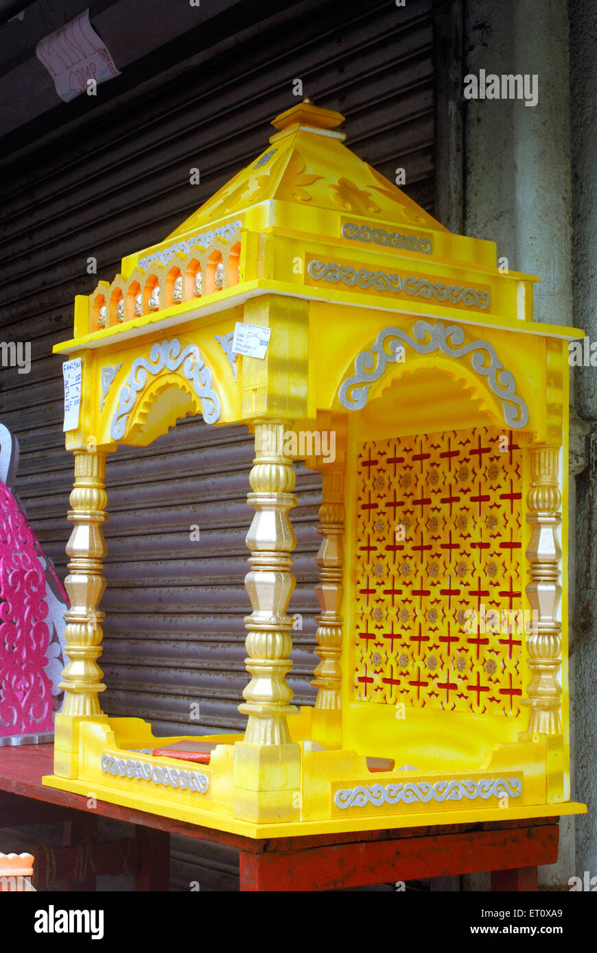 Ein fröhlich dekorierten Rahmen gehalten Thermocol verkaufen, Idol von Lord Ganesh für Ganapati Festival in Lalbaug zu halten; Bombay-Mumbai Stockfoto
