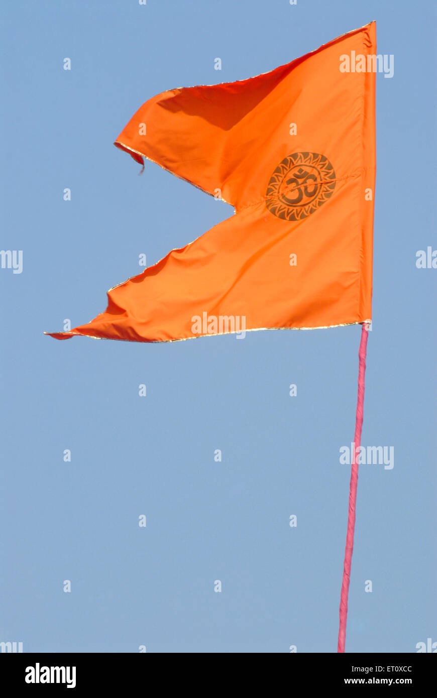 Safran-Flagge, Hindu-Religionsflagge, mit heiligem Symbol bedruckte Flagge, Bombay, Mumbai, Maharashtra, Indien Stockfoto