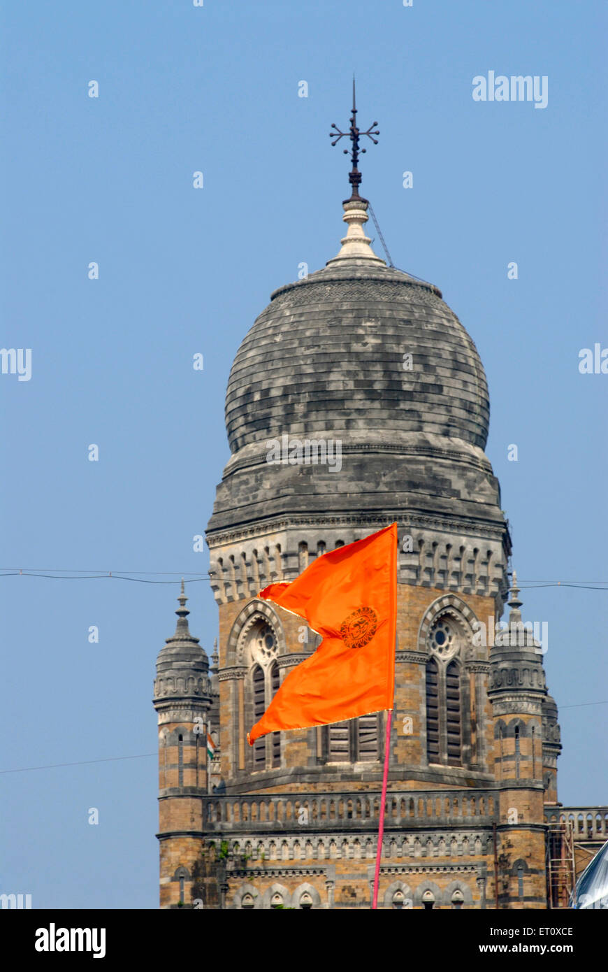 Safran-Farbflagge, Hindu-Religion-Flagge, mit heiligem Symbol bedruckte Flagge, BMC Building, Bombay, Mumbai, Maharashtra, Indien Stockfoto