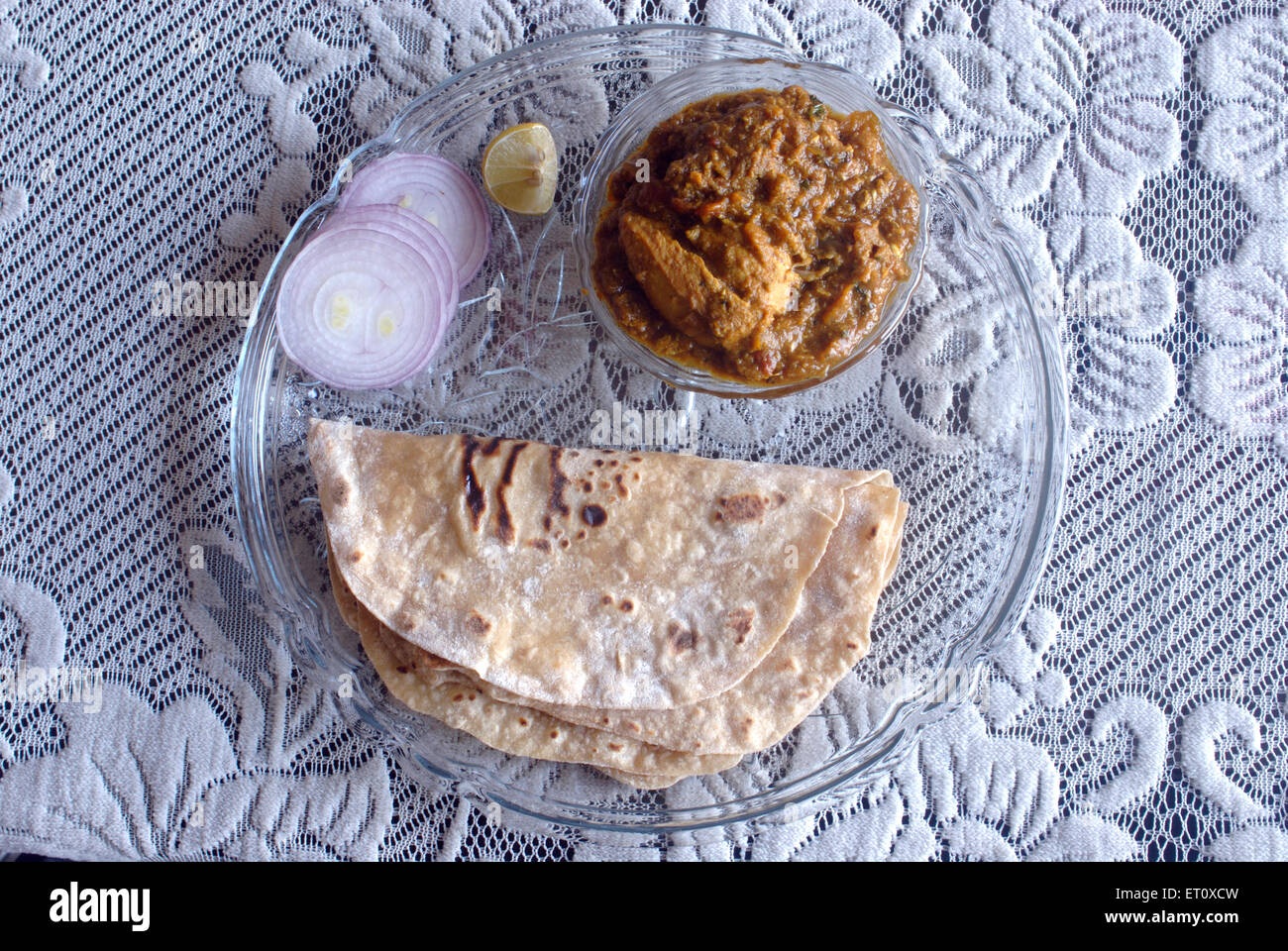 Roti mit Hühnchen-Zwiebeln-Zitronenscheiben-Mittagessen Indien Stockfoto