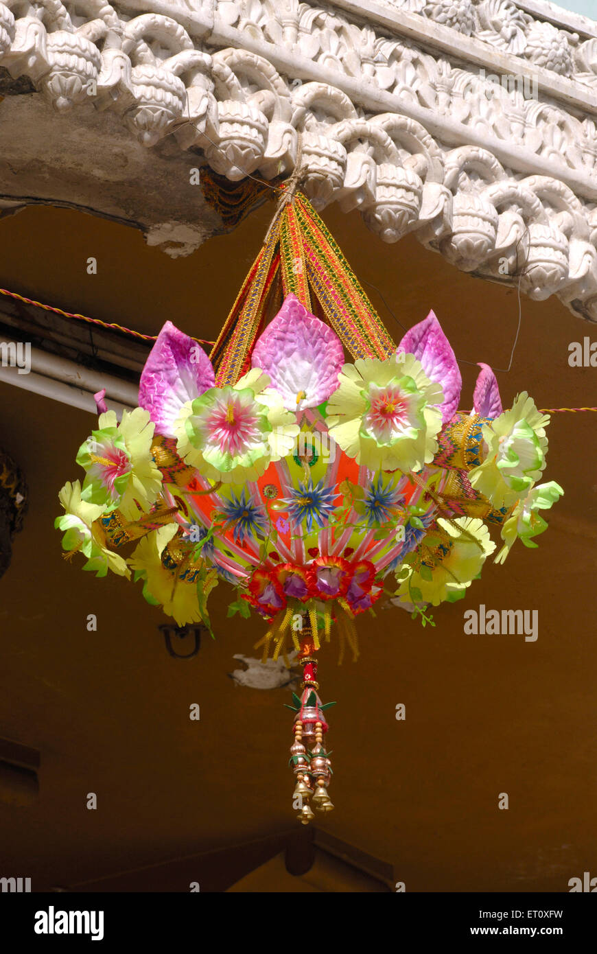 Kronleuchter aus künstlichen Blumen, die am Eingang des Shreemant Dagdu Sheth Halwai Ganpati Tempels, Pune, Maharashtra, Indien hängen Stockfoto
