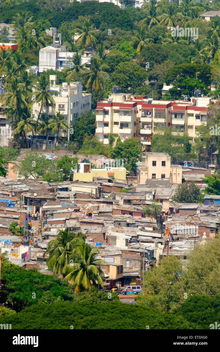 Slum und Gebäude, Parvati Hill, Pune, Maharashtra, Indien Stockfoto