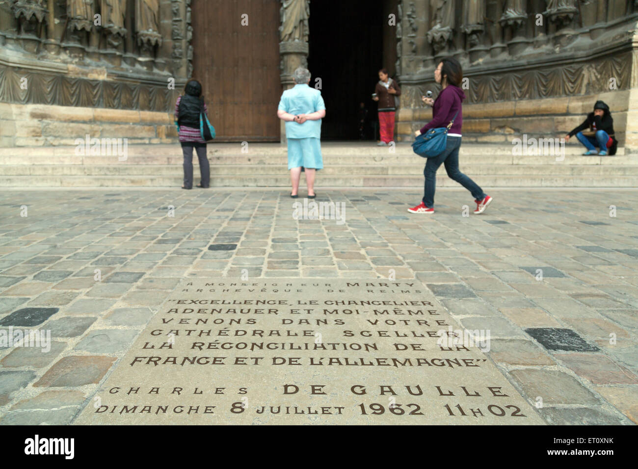 Reims, Frankreich, Gedenkstein vor der Kathedrale Notre-Dame von Reims Stockfoto