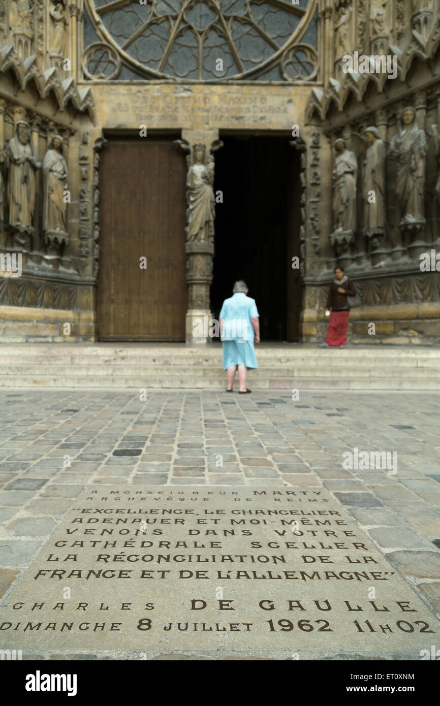 Reims, Frankreich, Gedenkstein vor der Kathedrale Notre-Dame von Reims Stockfoto