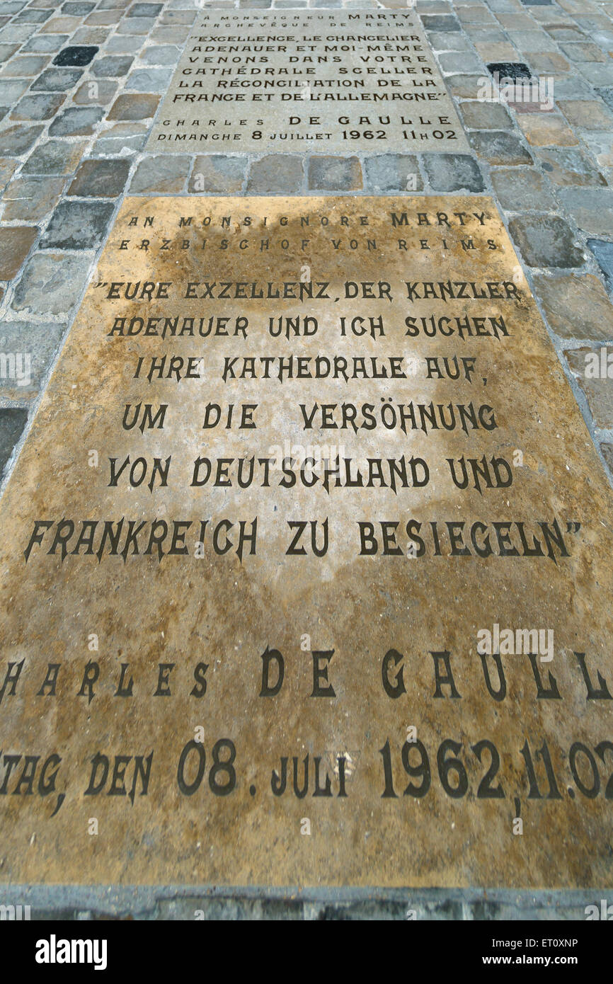 Reims, Frankreich, Gedenkstein vor der Kathedrale Notre-Dame von Reims Stockfoto