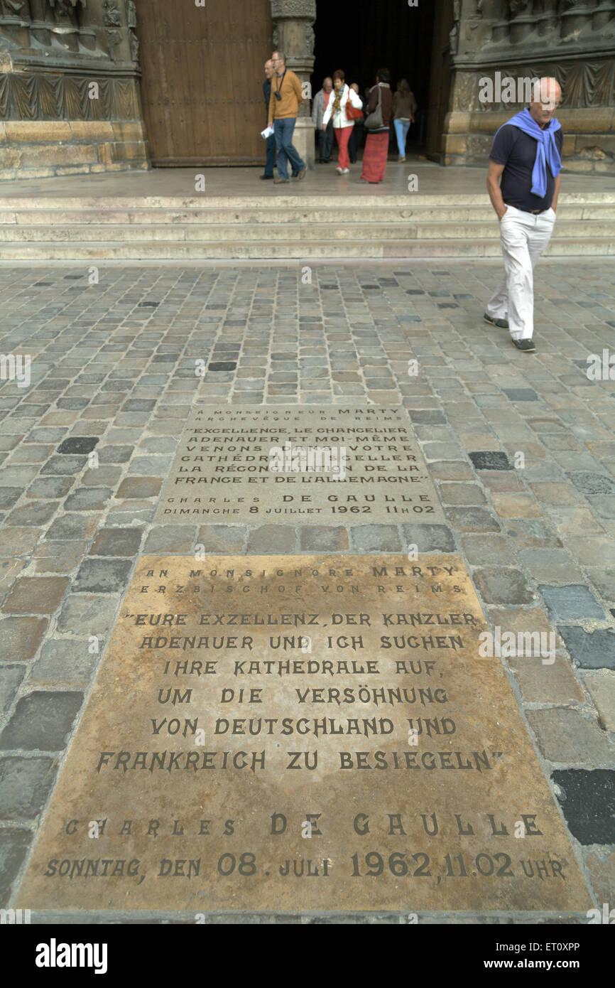 Reims, Frankreich, Gedenkstein vor der Kathedrale Notre-Dame von Reims Stockfoto