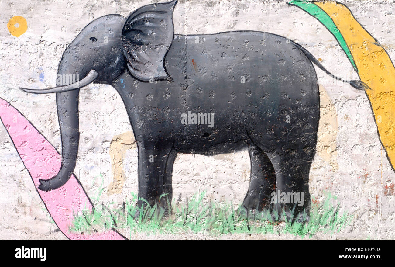Wandgemälde von Elefanten, Rajiv Gandhi Zoological Park, Katraj, Pune, Maharashtra, Indien Stockfoto