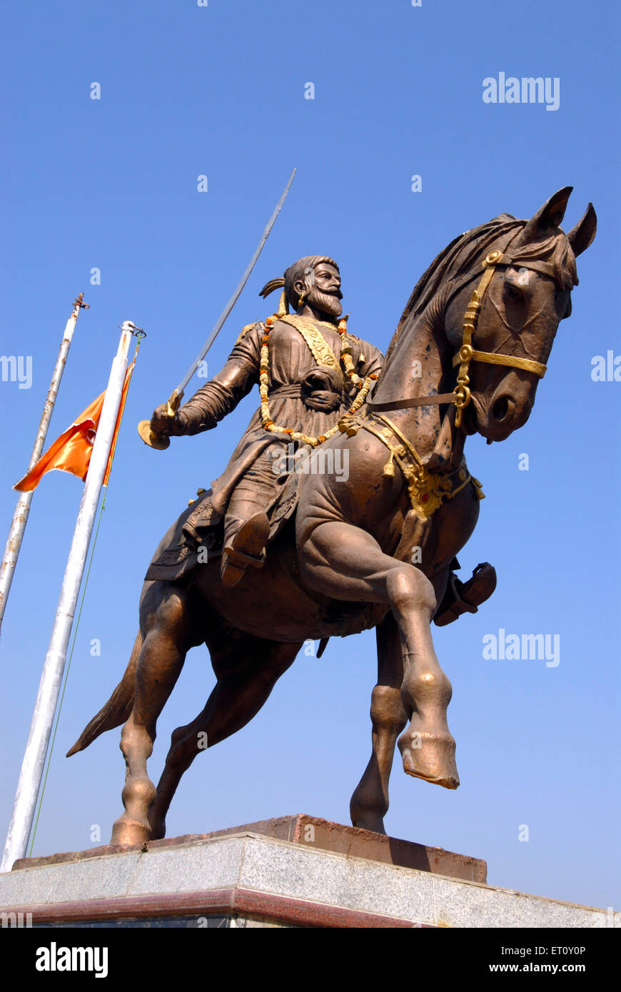 Bronzene Reiterstatue von Maratha König Shivaji Maharaj am Masunda See oder Talao Pali; Thane; Maharashtra; Indien Stockfoto