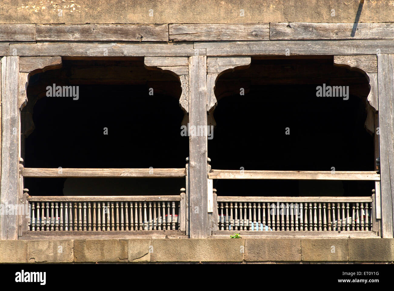 Balkon aus Holz und Geländer, Delhi Haupteingang Nagarkhana von Shaniwarwada, Pune, Maharashtra, Indien Stockfoto