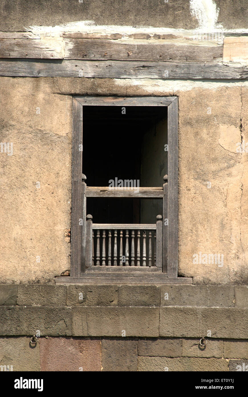 Holzbalkon und Geländer; Delhi Tor Darwaja Haupteingang Nagarkhana Shaniwarwada; Pune; Maharashtra; Indien Stockfoto