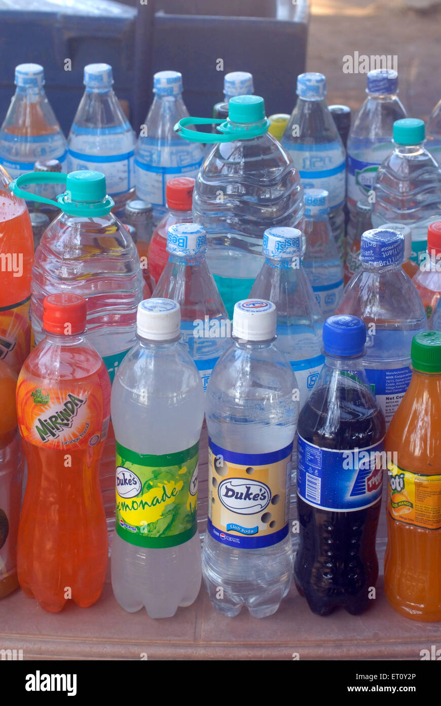 PET-Kunststoffflasche, Polyethylenterephthalat, kalte Getränke, Wasserflaschen, alkoholfreie Getränke, Indien Stockfoto