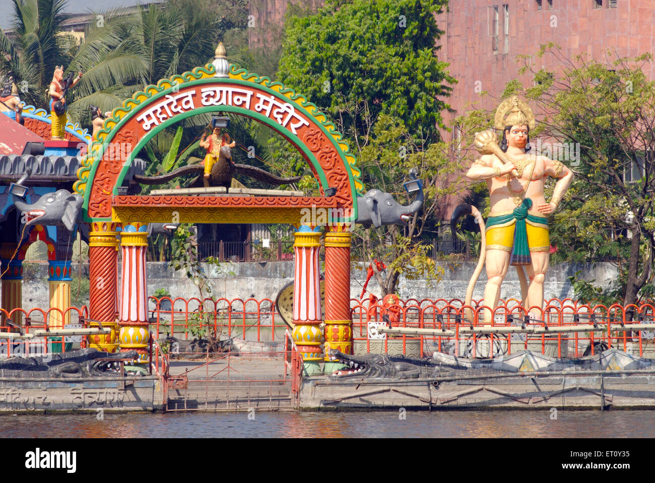 Idol von Lord Hanuman; bunt bemalte Mahadeo Dhyan Mandir; Lord Shiva Meditation Tempel Masunda See Pali; Thane Stockfoto