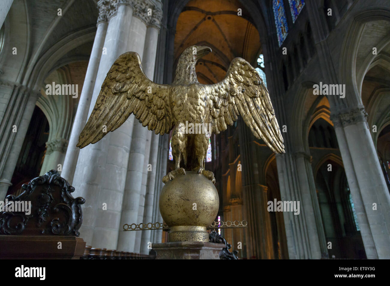 Reims, Frankreich, Skulptur von einem goldenen Adler in der Kathedrale Notre-Dame von Reims Stockfoto