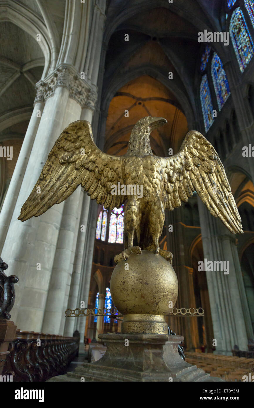 Reims, Frankreich, Skulptur von einem goldenen Adler in der Kathedrale Notre-Dame von Reims Stockfoto
