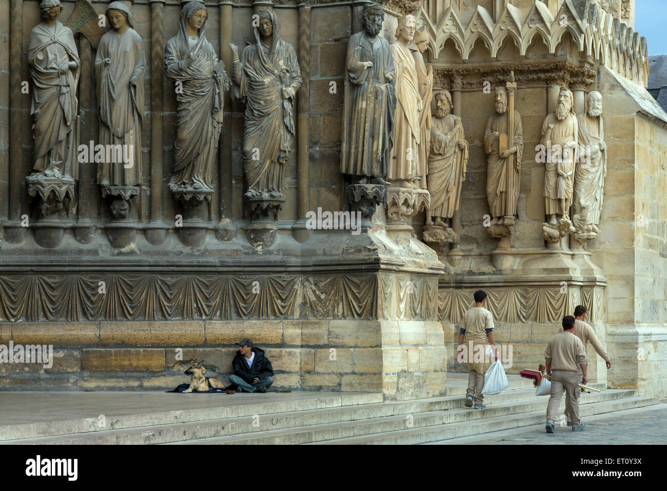 Reims, Frankreich, Bettler und Arbeiter vor dem Eingang der Kathedrale Notre-Dame von Reims Stockfoto