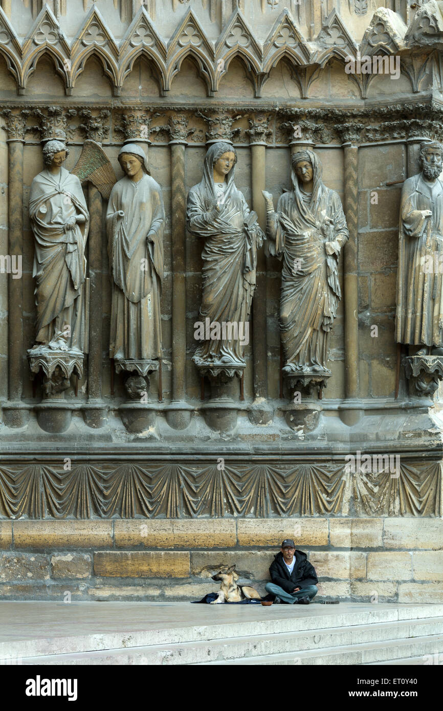 Reims, Frankreich, Bettler vor dem Eingang der Kathedrale Notre-Dame von Reims Stockfoto