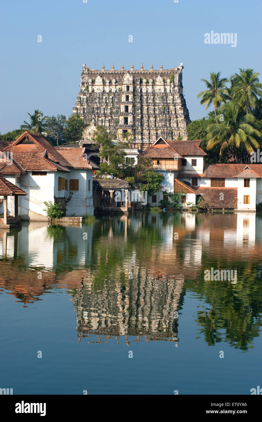 Sri Padmanabhaswamy Tempel und Häuser reflektiert in Padmatheertham Tank bei Trivandrum Thiruvananthapuram; Kerala; Indien Stockfoto