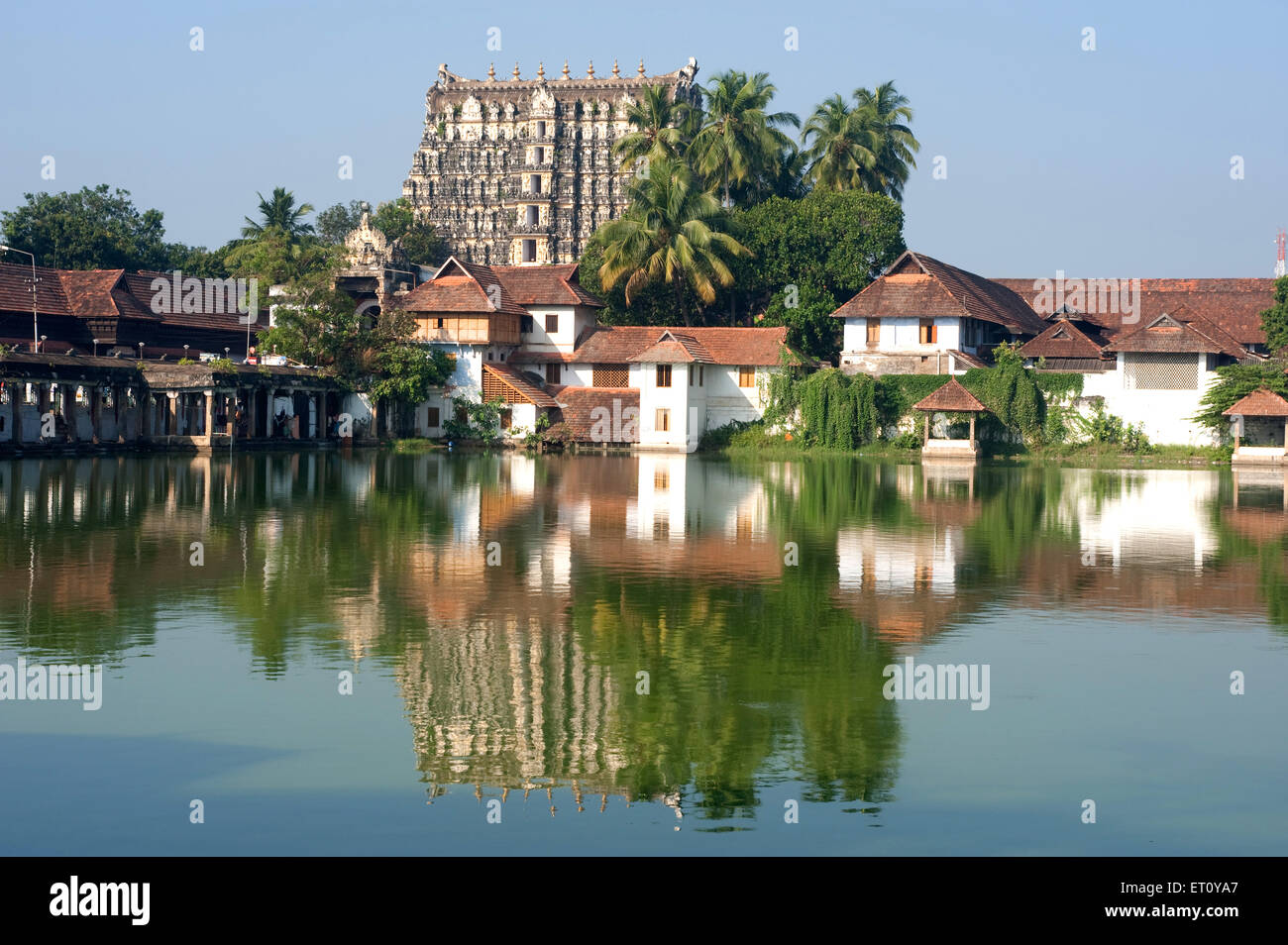 Sri Padmanabhaswamy Tempel und Häuser spiegeln sich in Padmatheertham Tank an; Trivandrum Thiruvananthapuram; Kerala; Indien 2010 Stockfoto