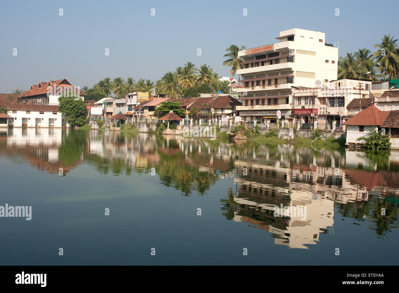 Häuser und modernen Strukturen spiegeln sich in Padmatheertham Tank bei Trivandrum Thiruvananthapuram; Kerala; Indien 2010 Stockfoto