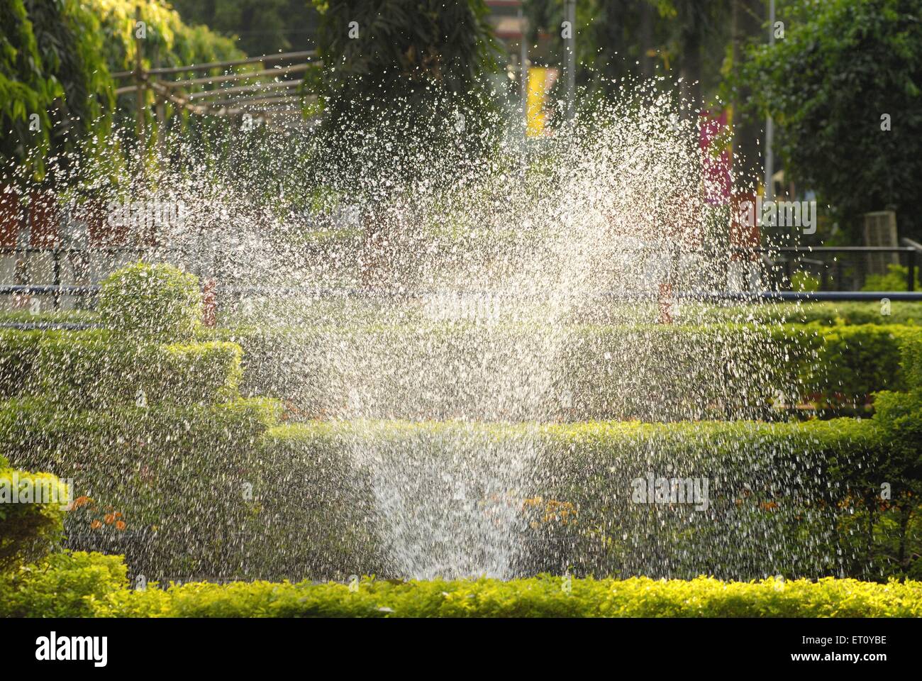 Funkelndes Wasser des Brunnens und gepflegten Garten auf Sambhaji Park; Deccan; Pune; Maharashtra; Indien Stockfoto