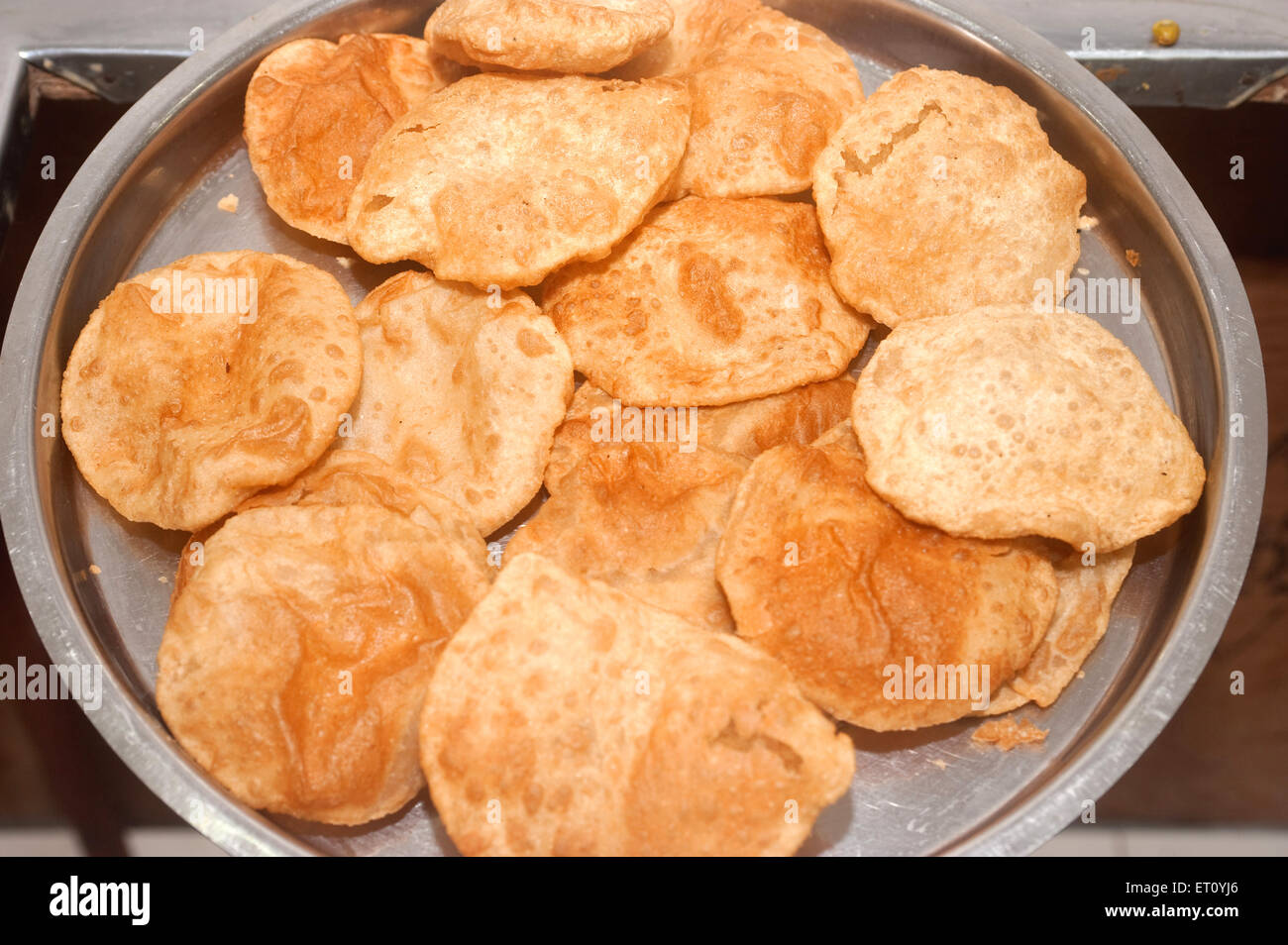 Frittierte puri in Thali, Indien Stockfoto
