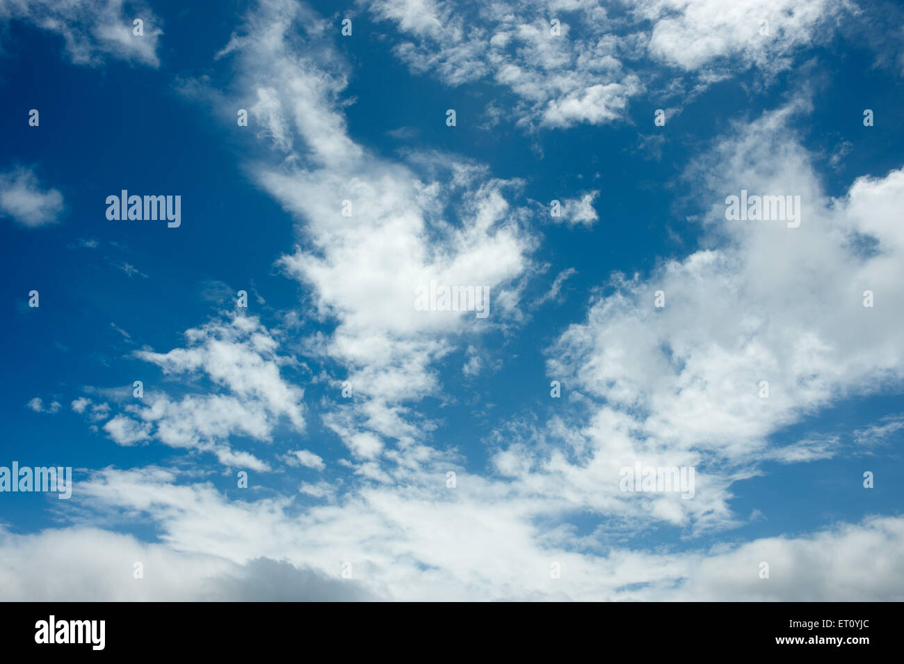 Blauer Himmel weiße Wolken Bildung Stockfoto